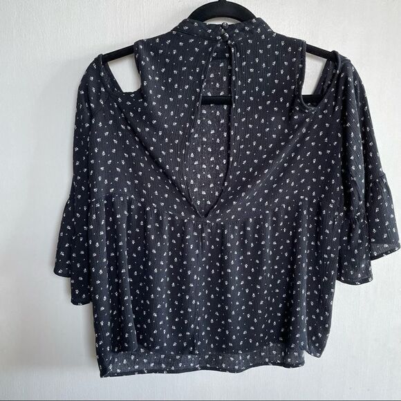 American Eagle cold shoulder top - Picture 4 of 6